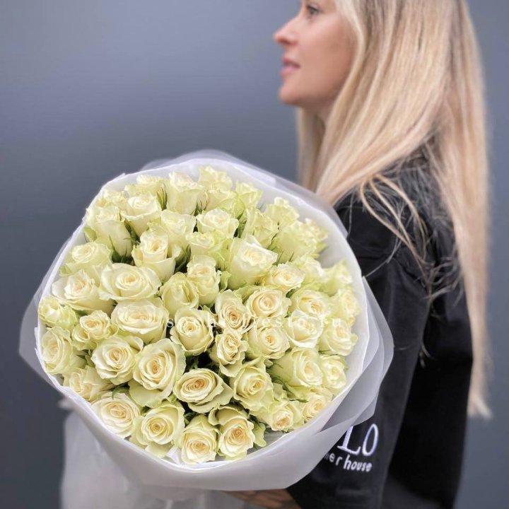 Воздушный букет из 51 белой кенийской розы в Владивостоке