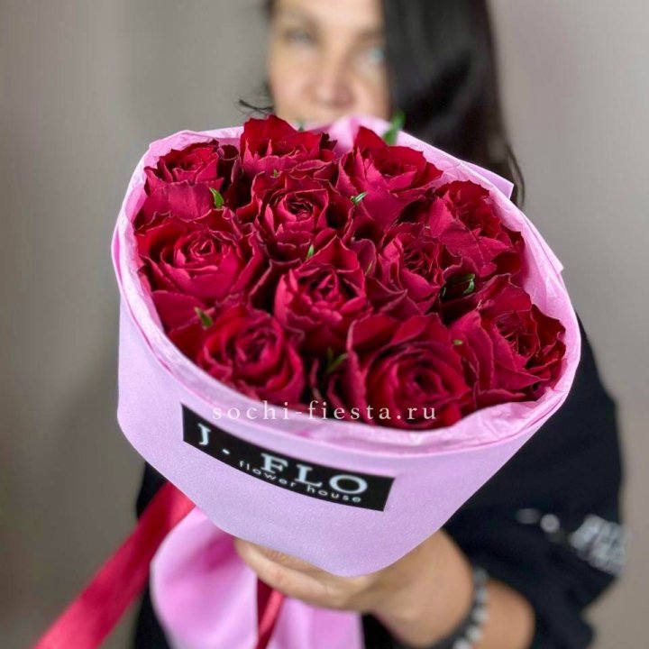 11 красных роз мадам ред в Владивостоке