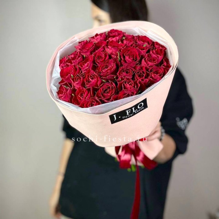 35 кенийских роз в Владивостоке