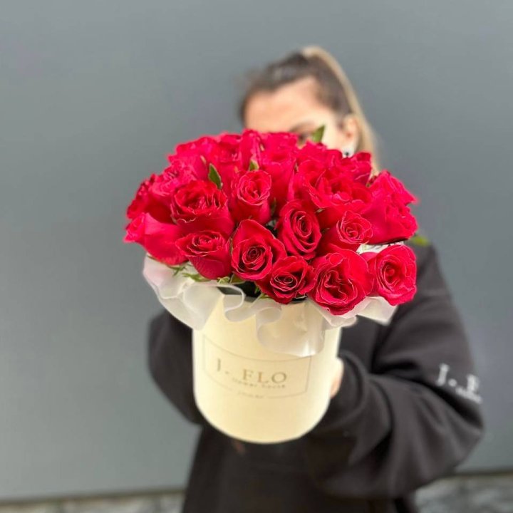 27 кенийских роз в боксе в Владивостоке