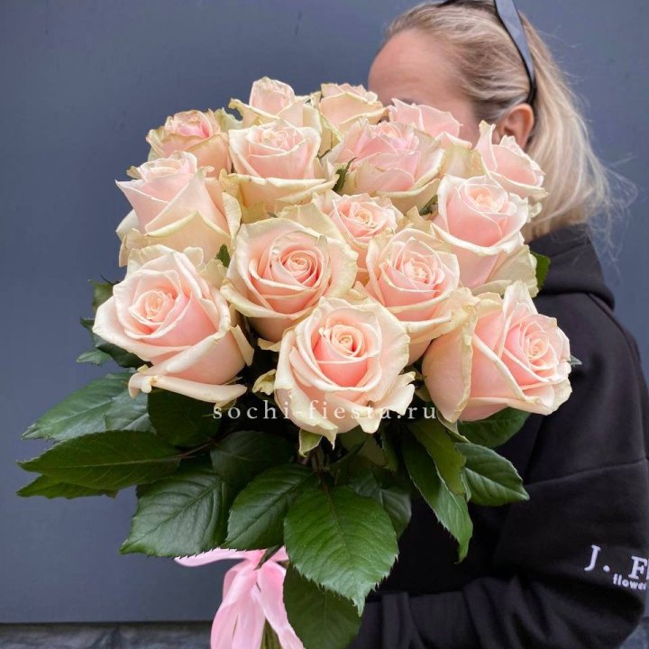 15  кремовых высоких роз в Владивостоке