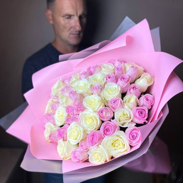 51 белых и розовых роз в Владивостоке