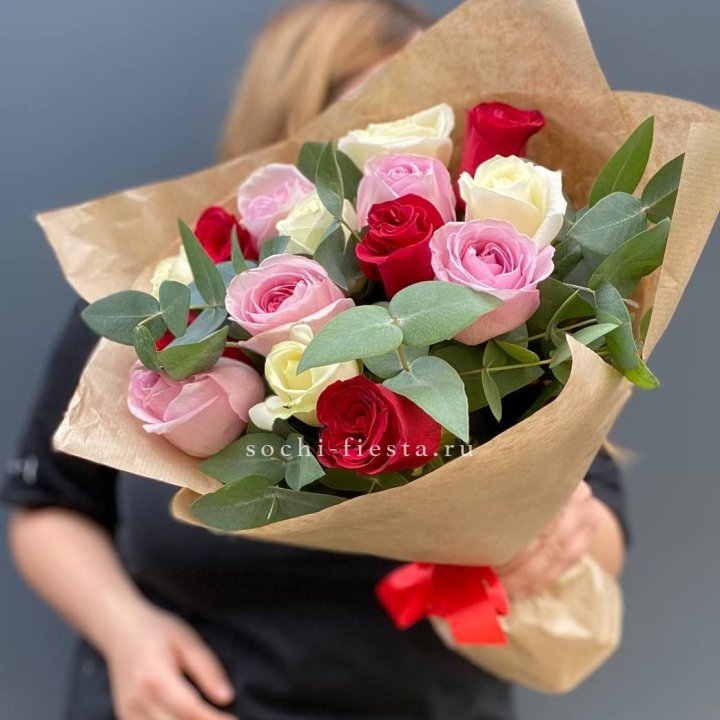 Букет из 15 роз с эвкалиптом в Владивостоке