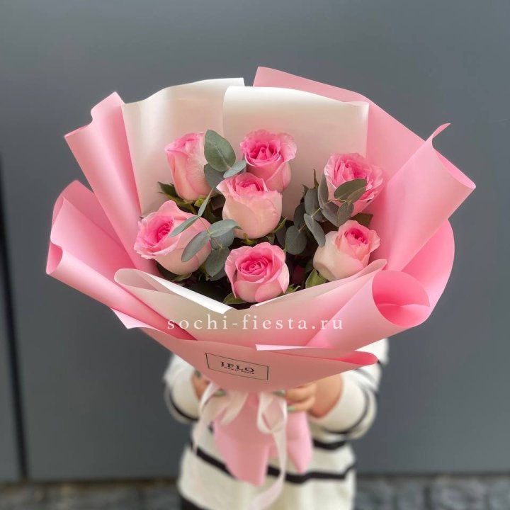7 роз с эвкалиптом в Владивостоке