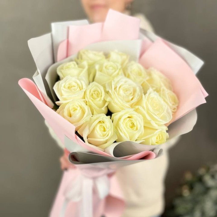 15 белых роз пудра в Владивостоке