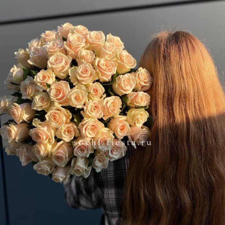 Охапка кремовых роз в Владивостоке