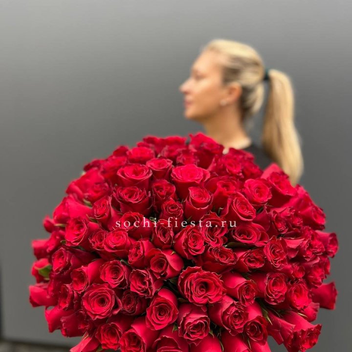 Охапка из 101 красной розы в Владивостоке