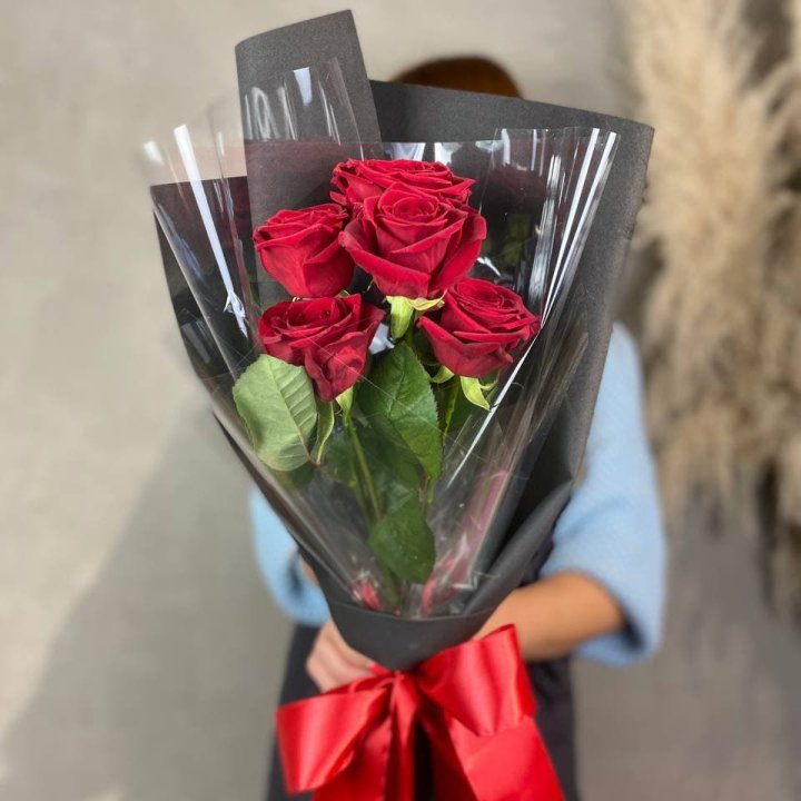 5 роз ред наоми в Владивостоке