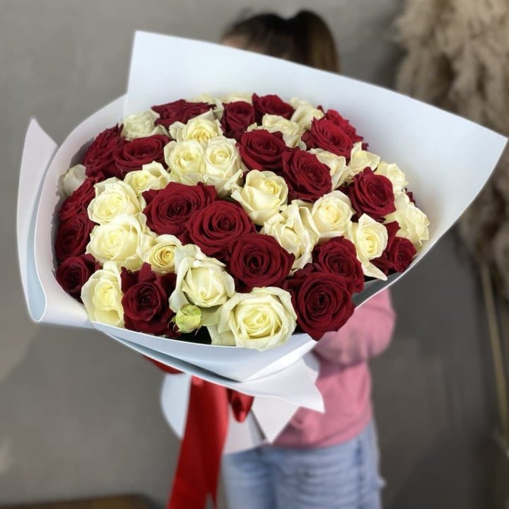 51 красная и белая роза в Владивостоке