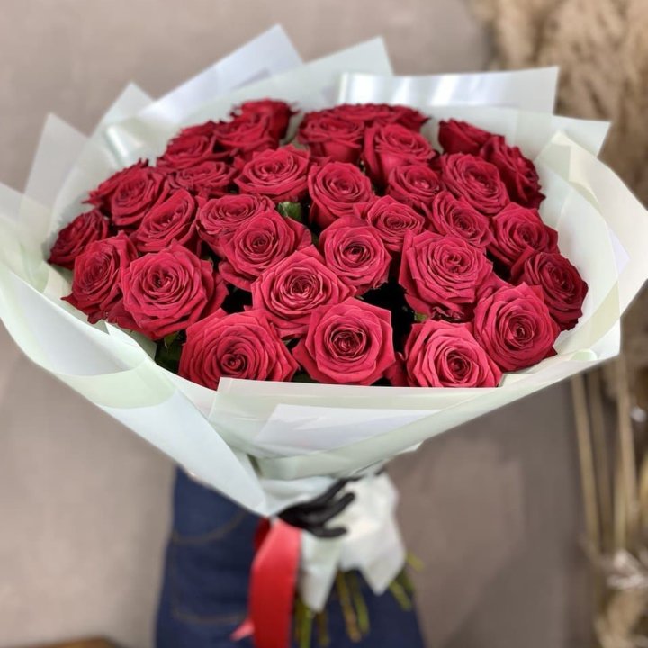 37 красных роз в Владивостоке