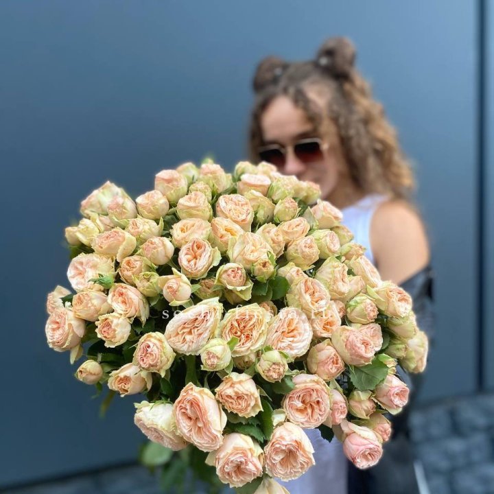 25 пионовидных роз в Владивостоке