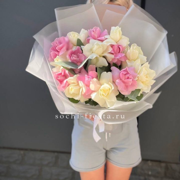 15 бело-розовых роз в Владивостоке