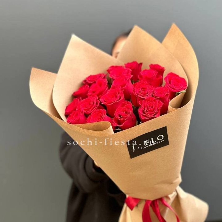 19 красных роз в крафте в Владивостоке