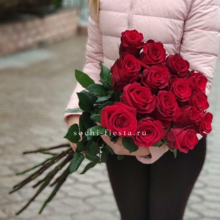 15 высоких красных роз в Владивостоке