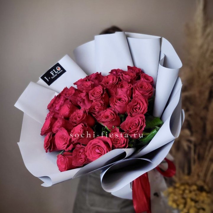 Красные розы 33 шт в Владивостоке