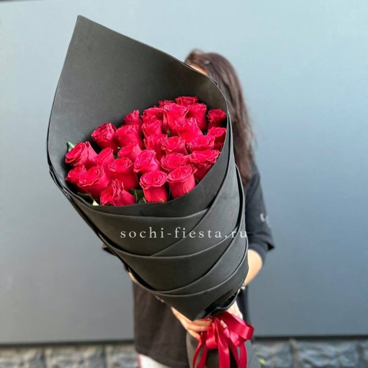 25 высоких красных роз в Владивостоке