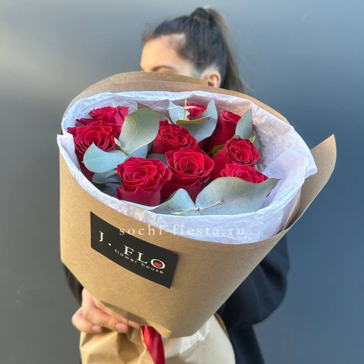 9 роз с эвкалиптом в Владивостоке