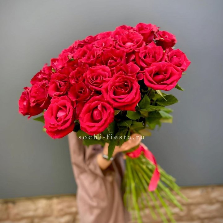 51 высокая красная роза в Владивостоке