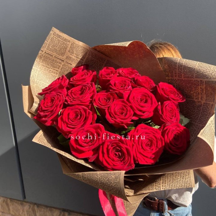 19 красных роз Леди Крафт в Владивостоке