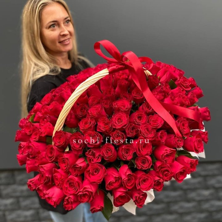 151 красная  роза в корзине в Владивостоке