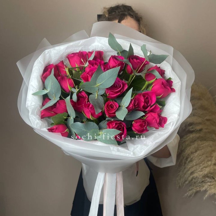 25 малиновых роз с эвкалиптом в Владивостоке