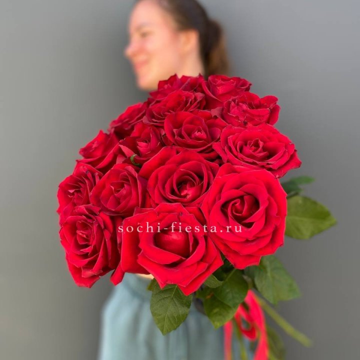 15 красных роз под ленту в Владивостоке