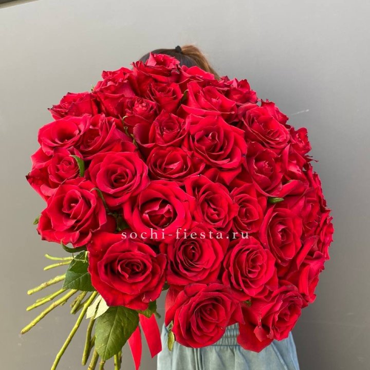 35 красных роз под ленту в Владивостоке
