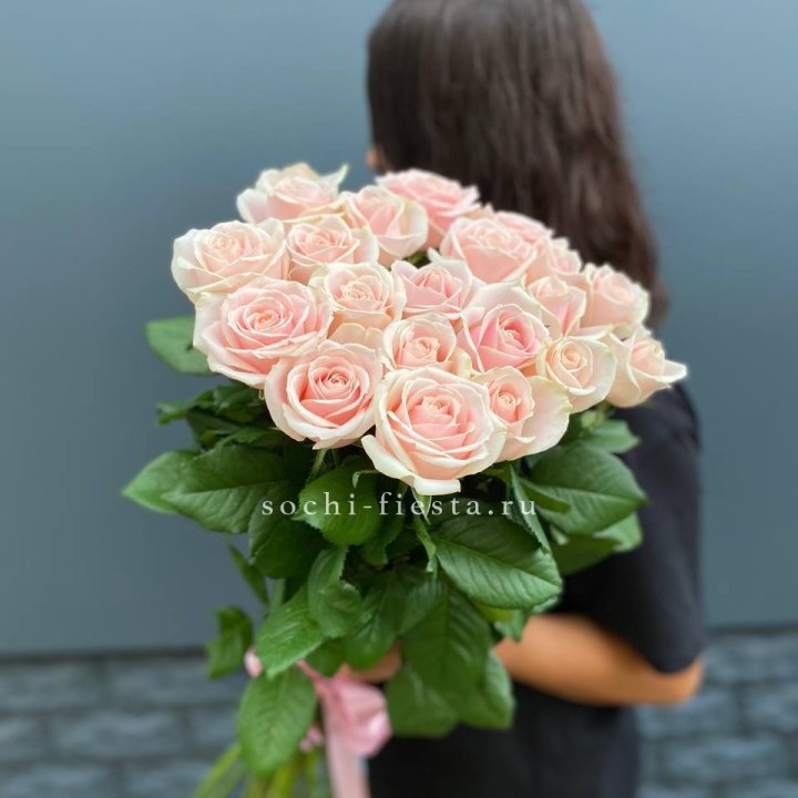 Высокие розовые розы в Владивостоке