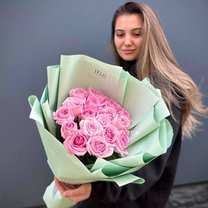 17 розовых роз в Владивостоке