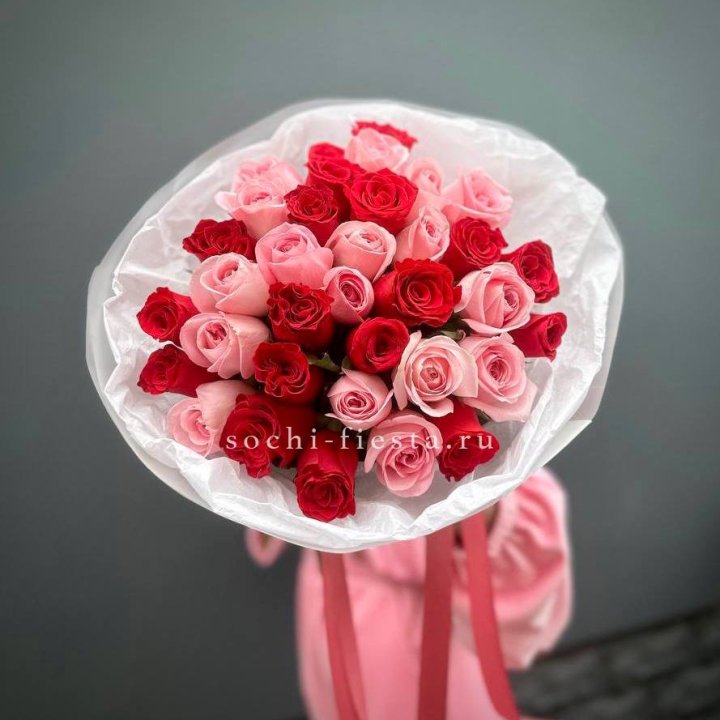 Букет красных и розовых 35 роз в Владивостоке