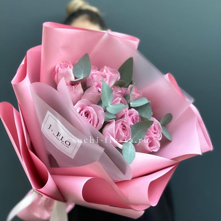15 Розовых роз с эвкалиптом в Владивостоке