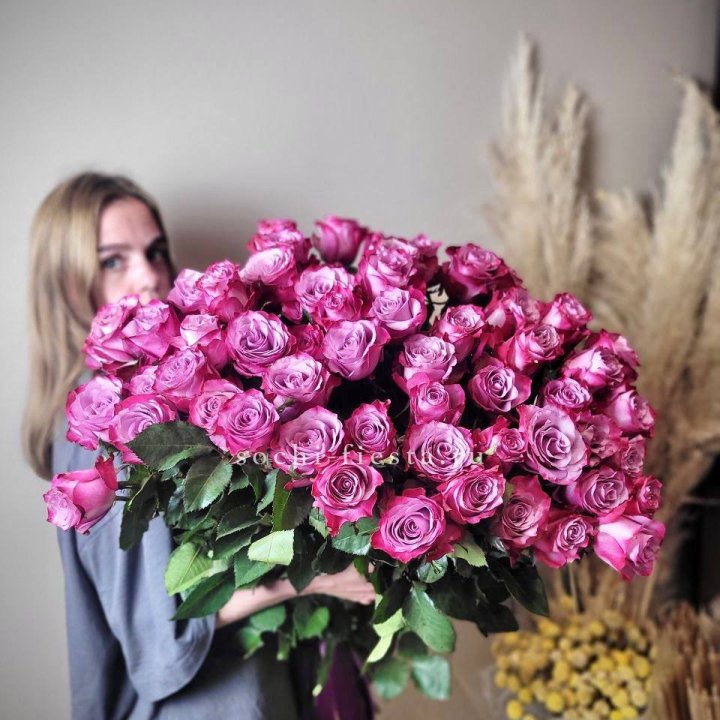 Охапка высоких роз Деп перпел в Владивостоке