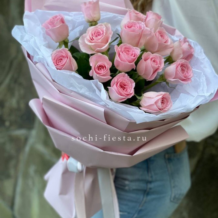Розовые розы в авторском оформлении в Владивостоке