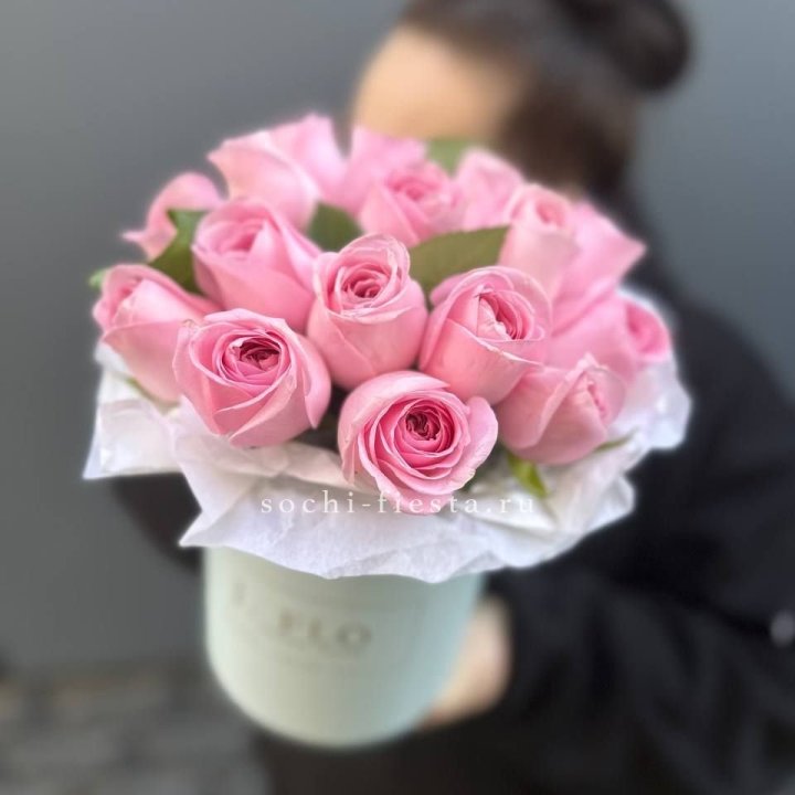 17 розовых роз в цилиндре в Владивостоке