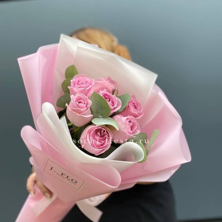 7 розовых роз с эвкалиптом в Владивостоке