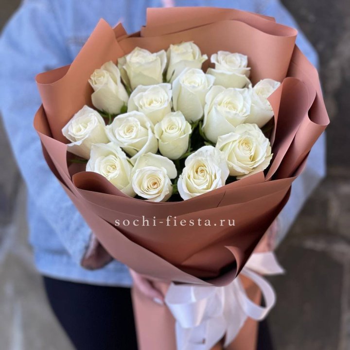 15 белых роз сиена в Владивостоке