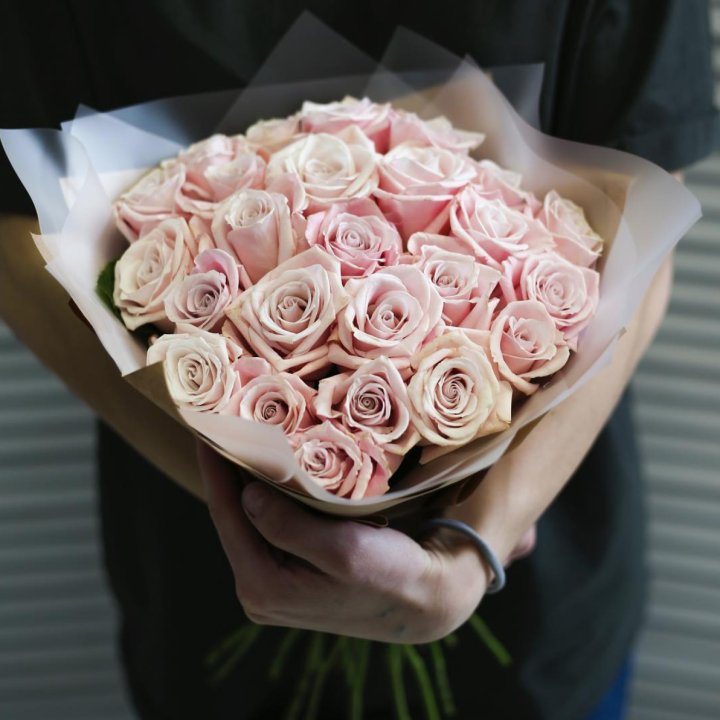 27 кремовых роз в Владивостоке