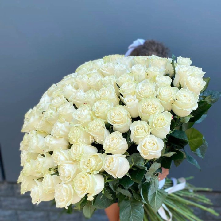 101 белая высокая роза в Владивостоке