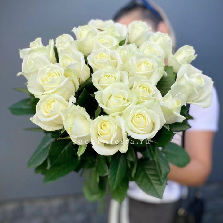 Голландские розы белые 25 в Владивостоке