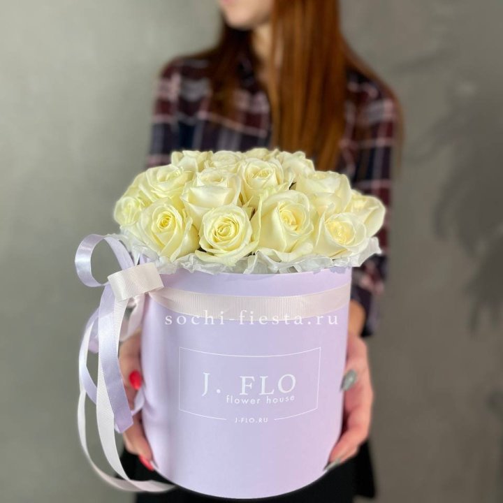 25 роз в цилиндре  в Владивостоке