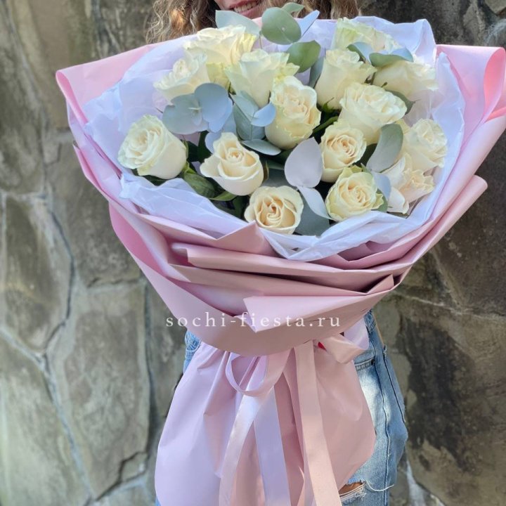 Белые розы в авторском оформлении в Владивостоке