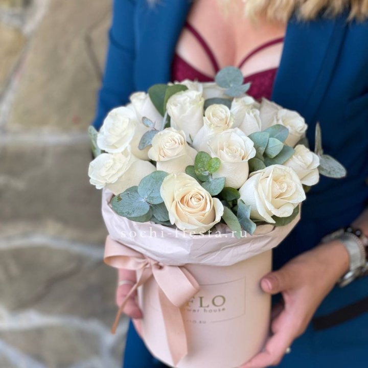 Цилиндр из белых роз в Владивостоке