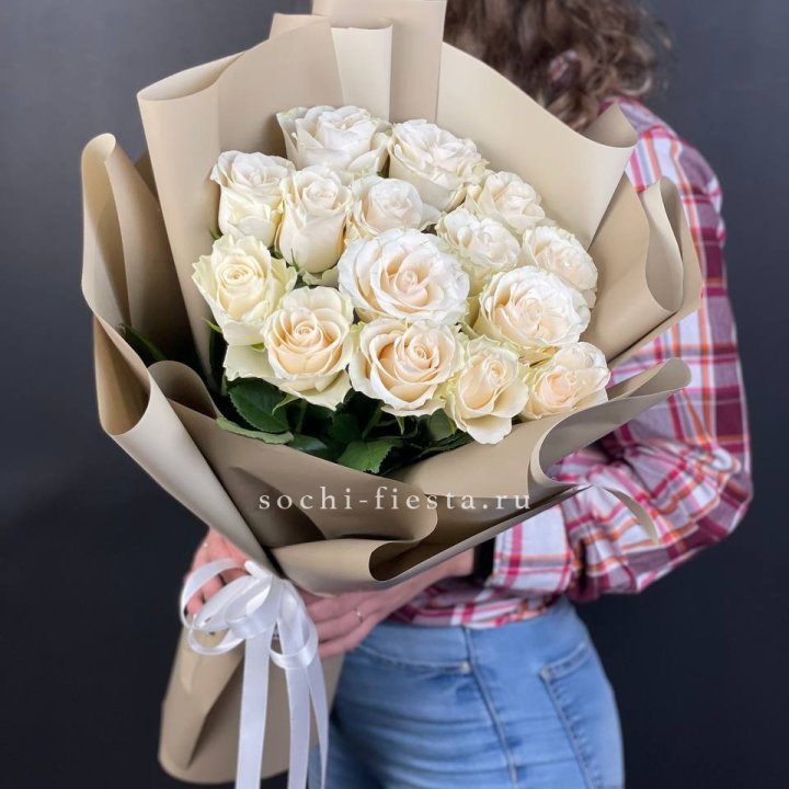 15 белых роз кофе в Владивостоке