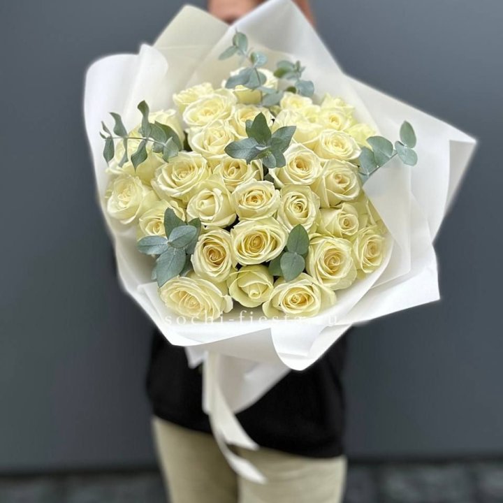 31 белая роза с эвкалиптом в Владивостоке