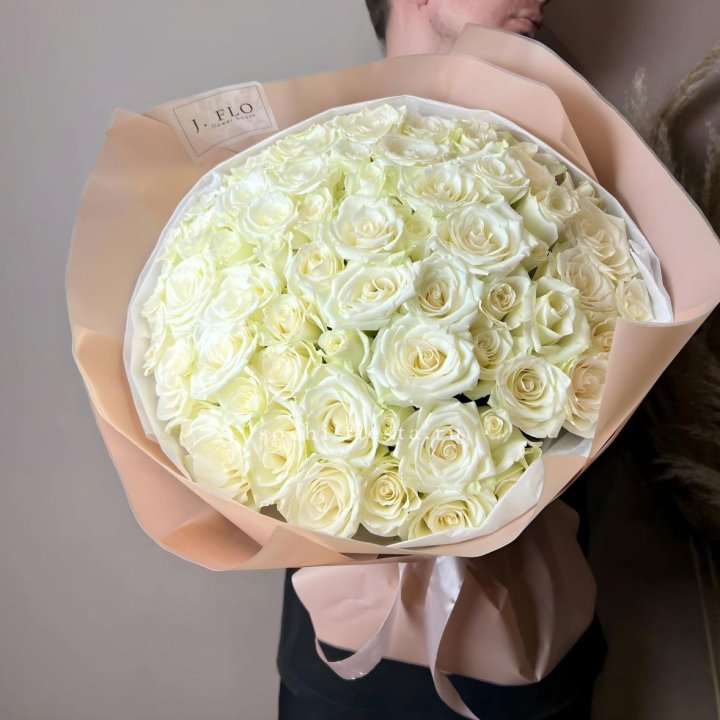 51 белая  роза в оформлении в Владивостоке