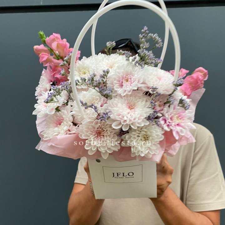 Сумочка из стойких цветов  в Владивостоке