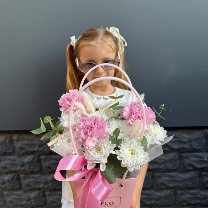 Сумочка из стойких хризантем и диантуса в Владивостоке