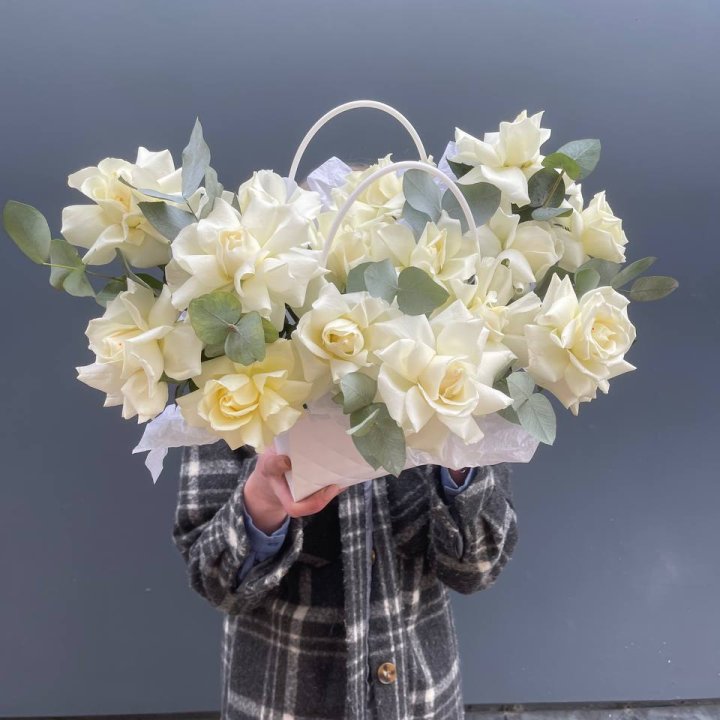 15 белых роз в сумочке в Владивостоке