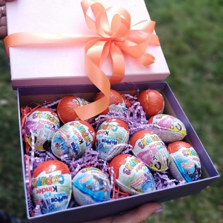 Коробка с киндерами в Владивостоке