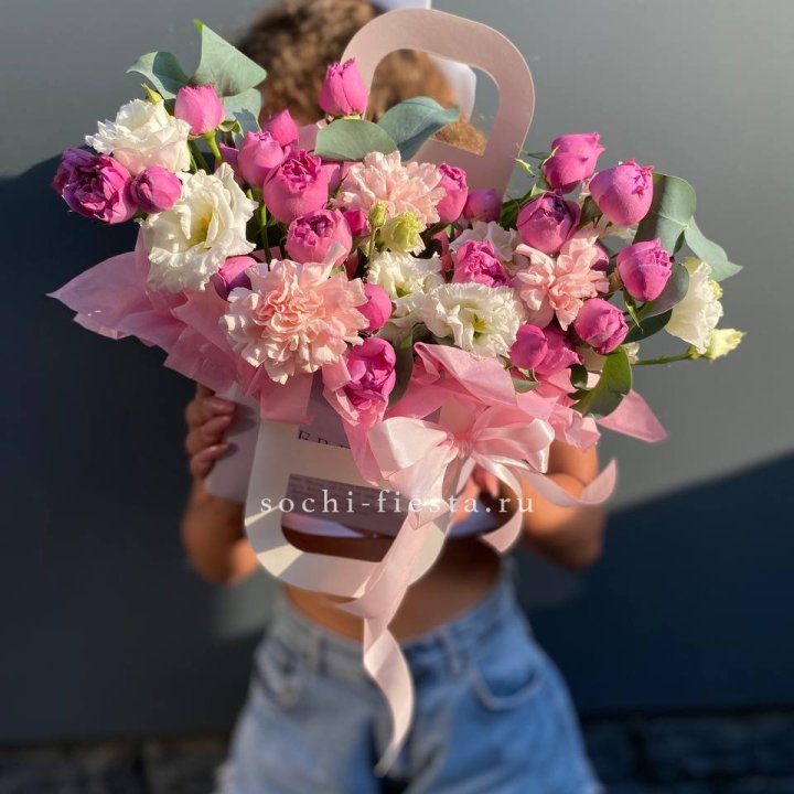 Сумочка с кустовой розой и диантусами в Владивостоке